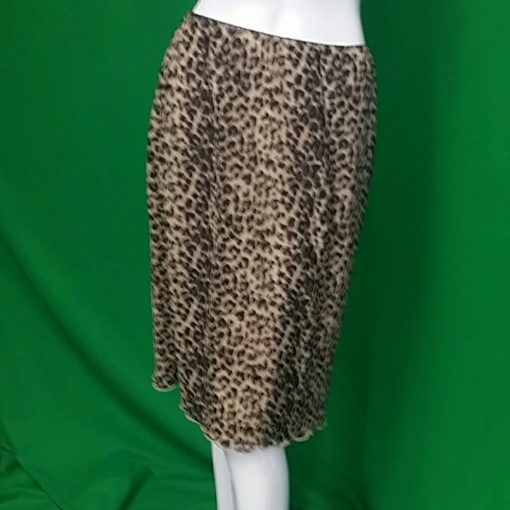 Leopard print pull on skirt.